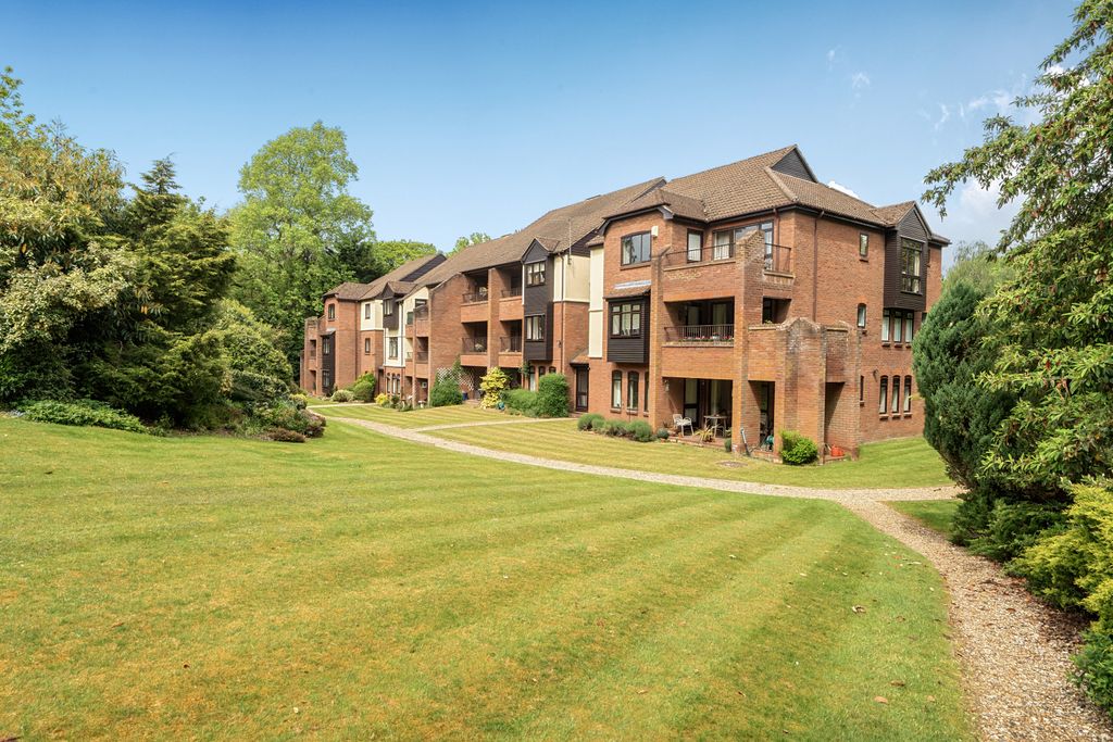3 bed flat for saleRaylands Mead, Gerrards Cross, Buckinghamshire SL9