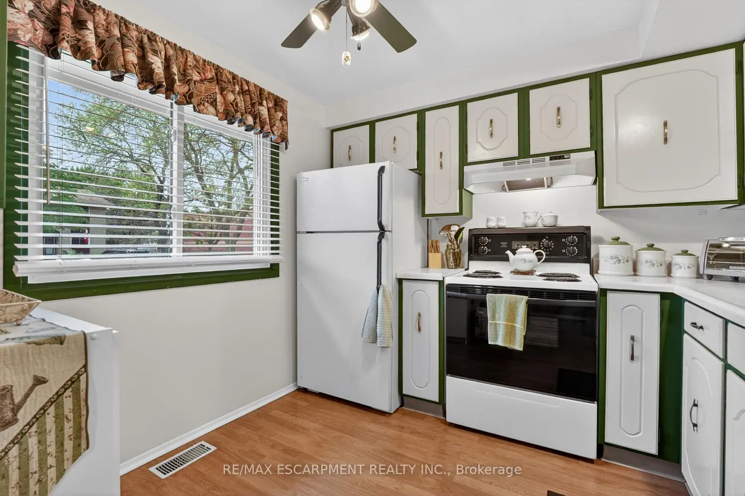 50 Lakeshore Road 17 photo 4