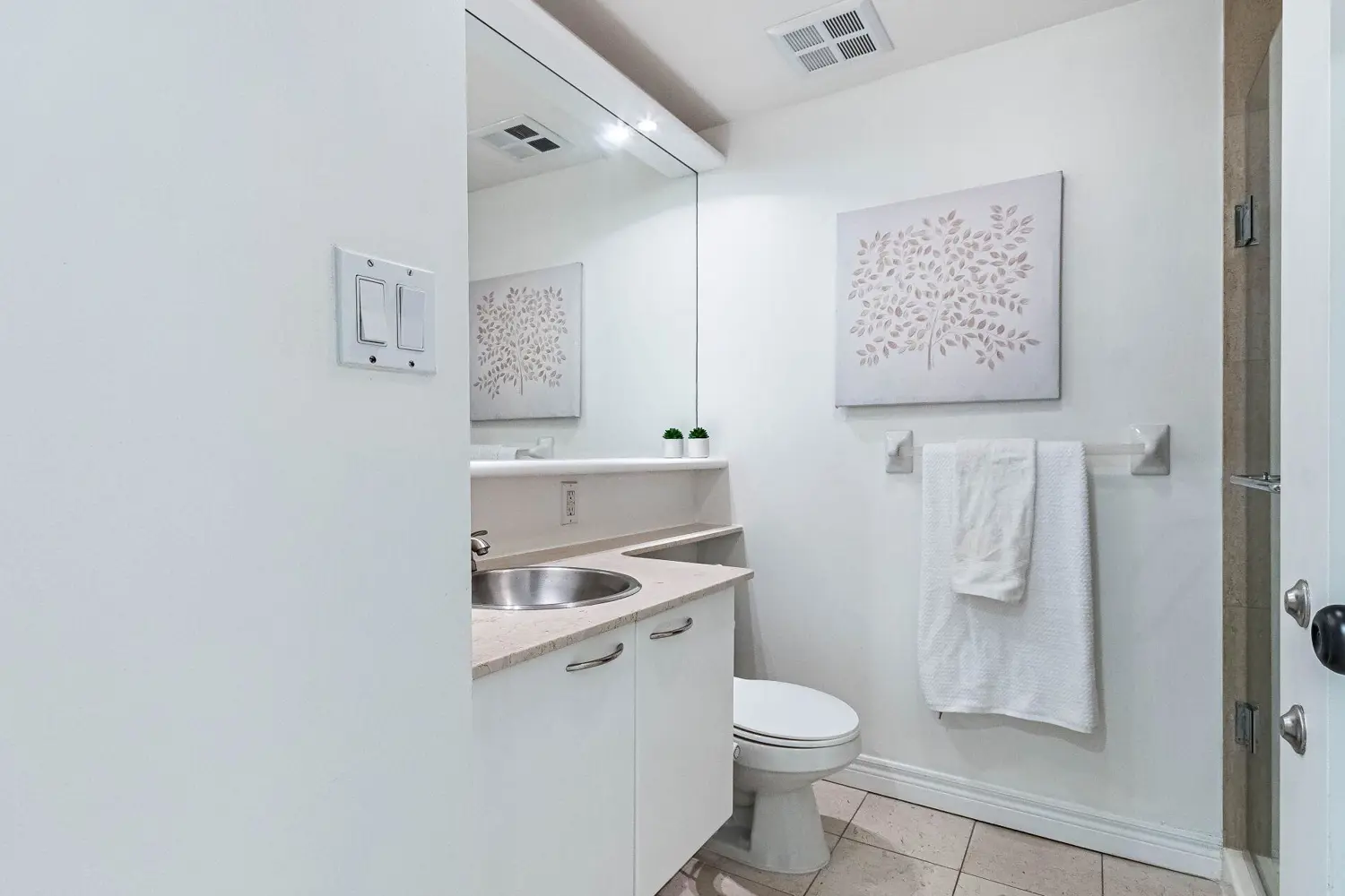 Additional image 11 of 55 Bloor Street 802