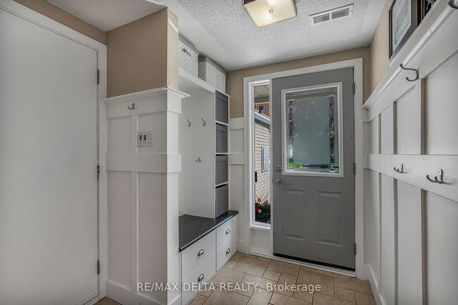 698 Brome Crescent photo 2
