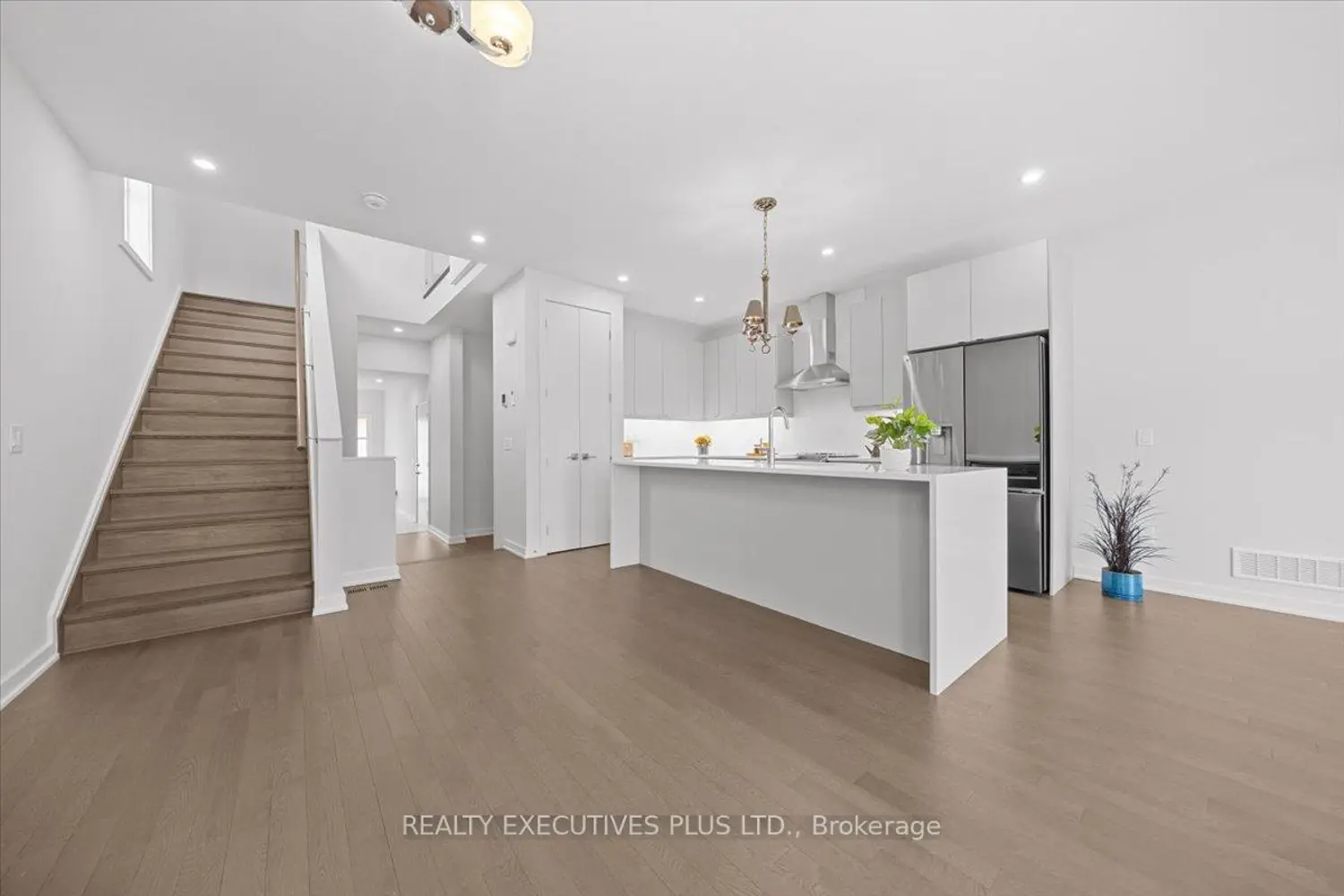 699 Honeydew Street photo 4