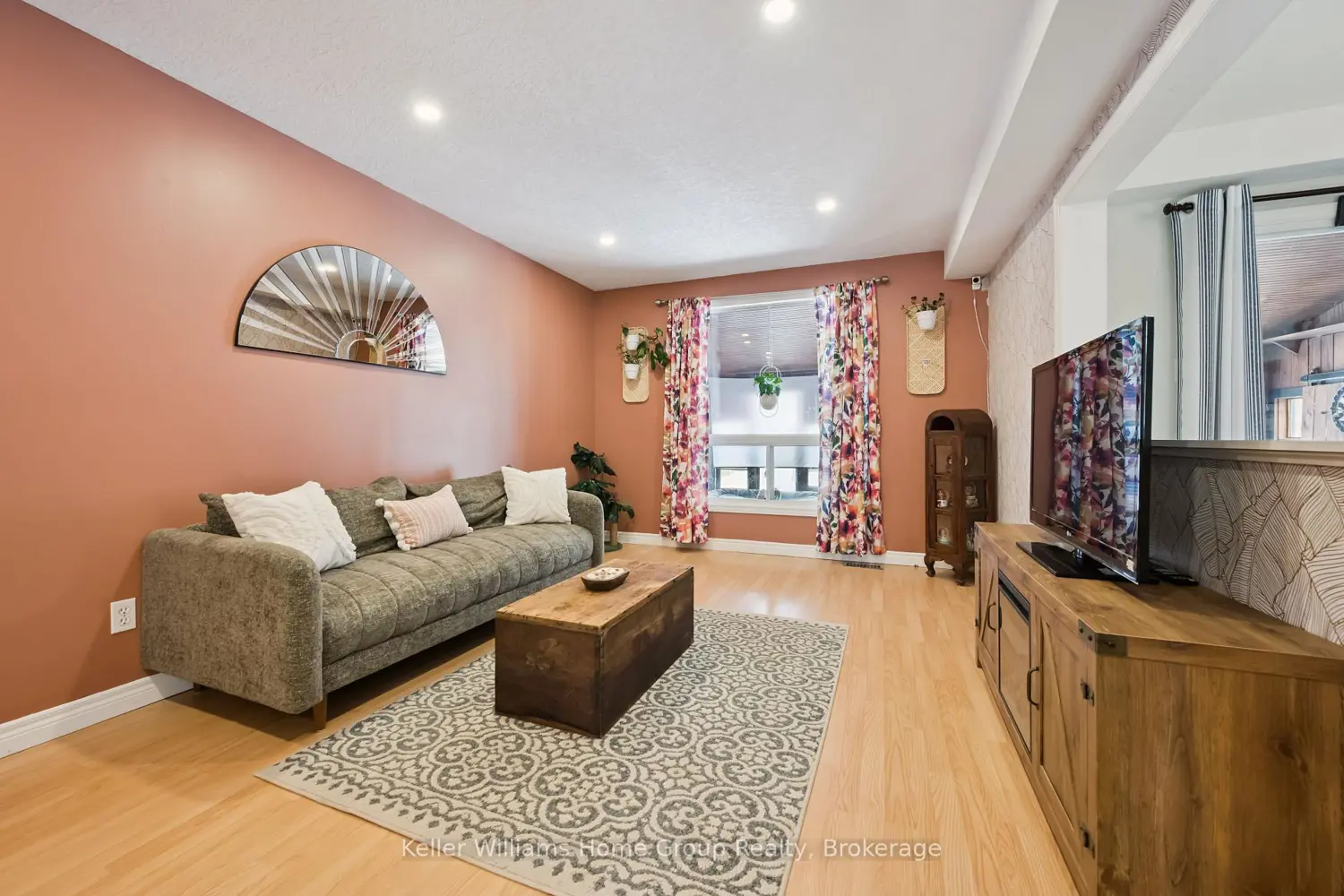 758 Victoria Terrace photo 2