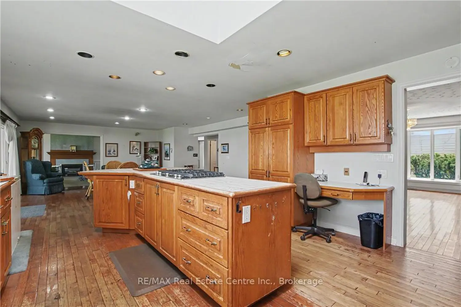1061 North Service Road photo 4