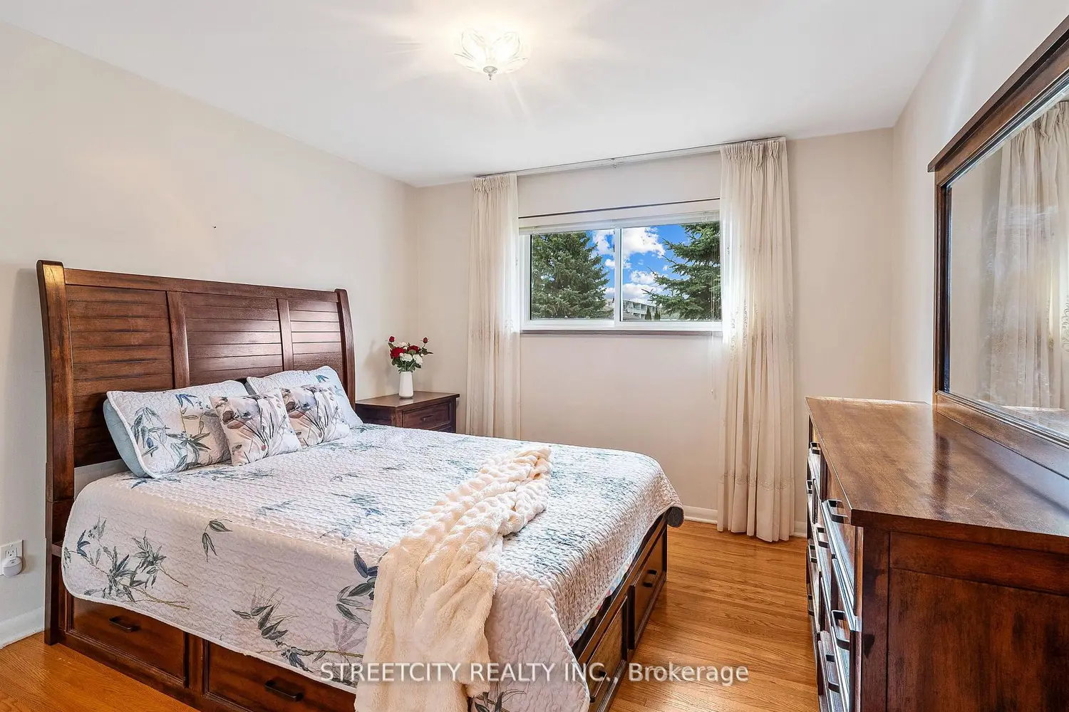 306 Burlington Crescent photo 5