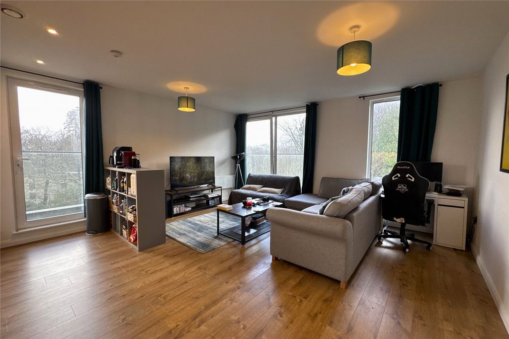 2 bed flat for saleFarnborough Road, Farnborough, Hampshire GU14