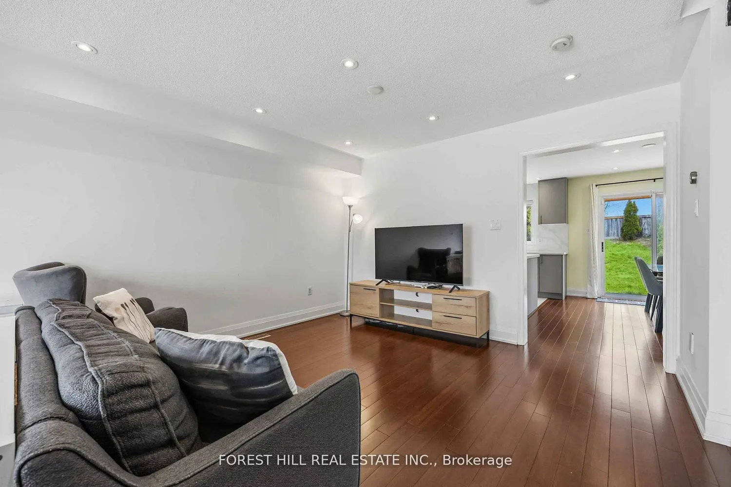 110 Foxfield Crescent photo 5