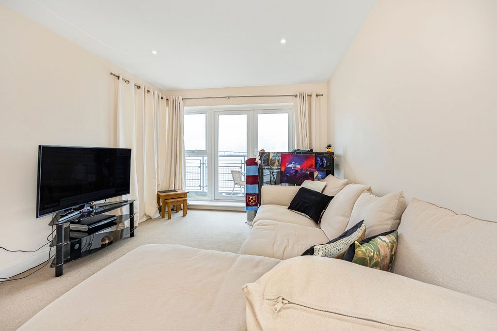 2 bed flat for saleCarmichael Avenue, Greenhithe DA9 photo 5