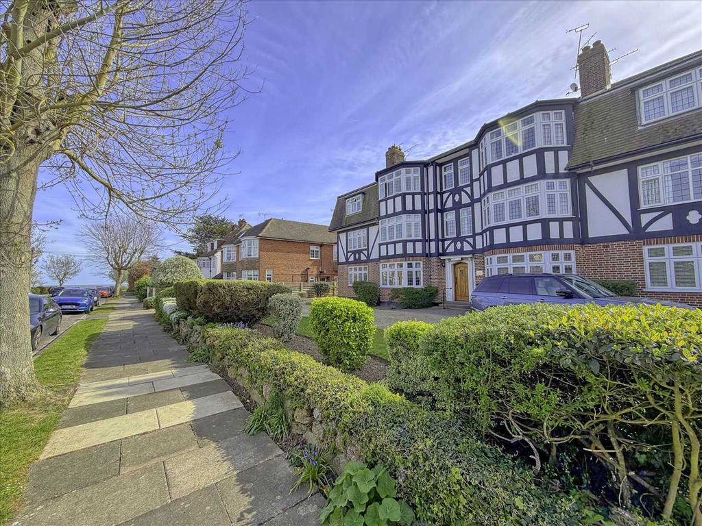 3 bed flat for saleEton Court, 11 Eton Road, Frinton On Sea CO13