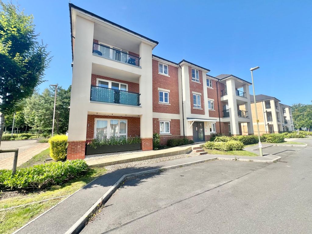 2 bed flat for saleHurst Avenue, Blackwater, Camberley GU17