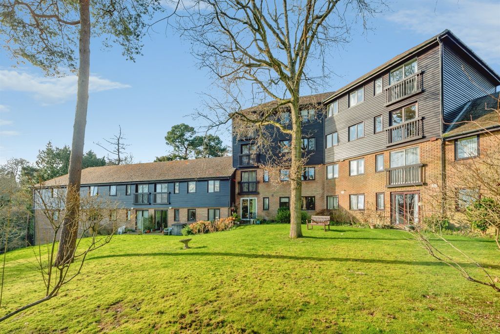 2 bed flat for saleSackville Court, East Grinstead RH19
