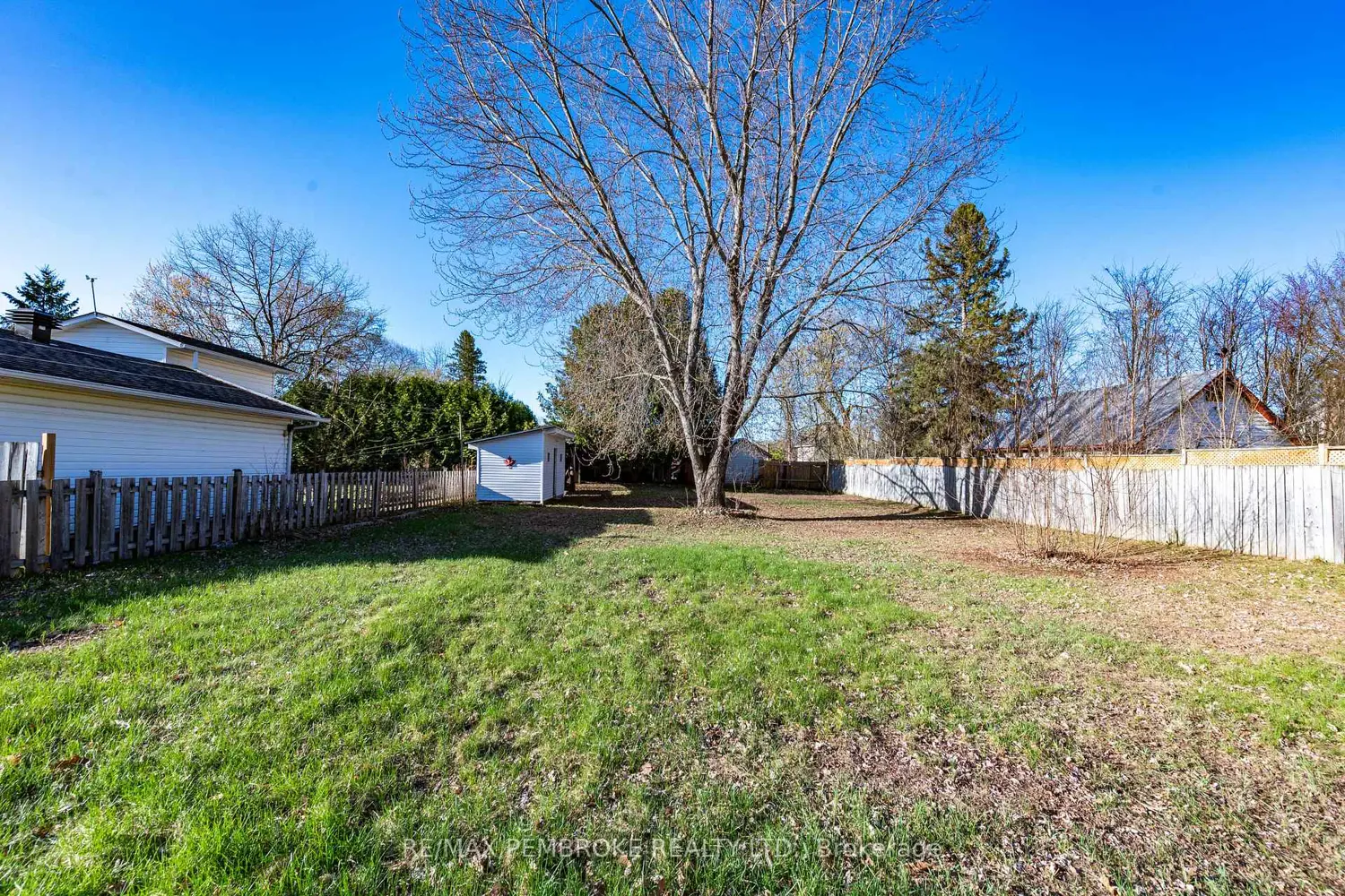 566 Perth Street photo 3