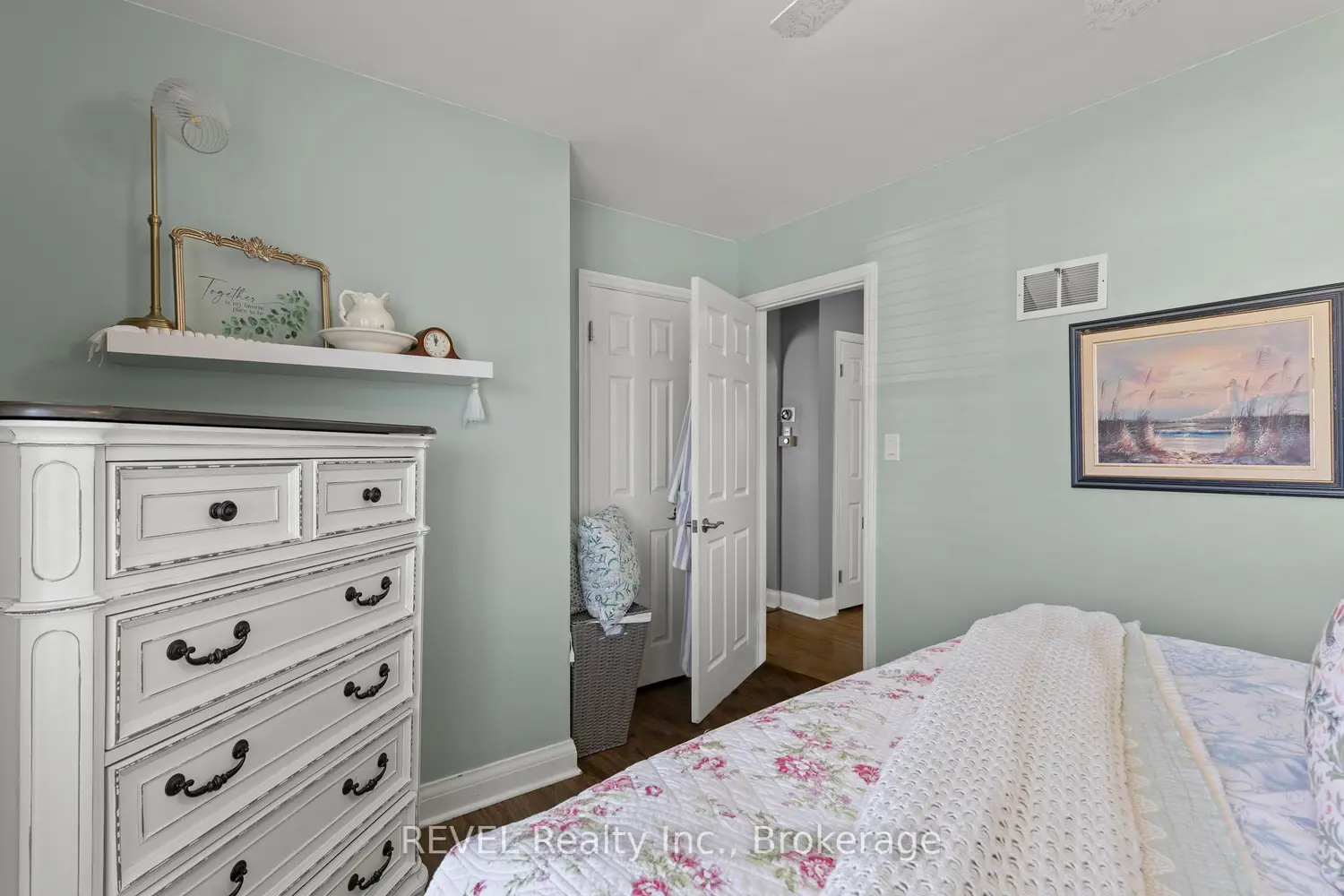 41 Rose Avenue photo 5