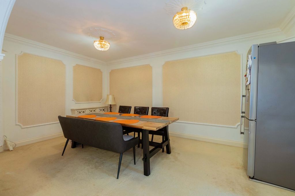 Additional image 5 of 3 bed flat for saleOak End Way, Gerrards Cross SL9
