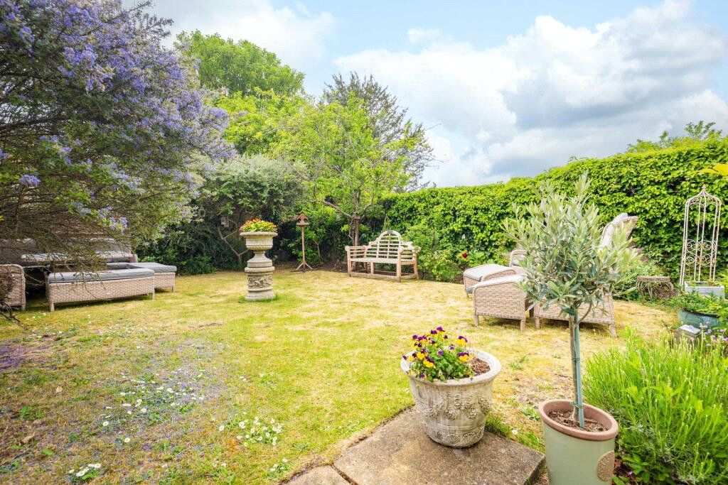 2 bed flat for saleGuildford, Surrey GU1 photo 2