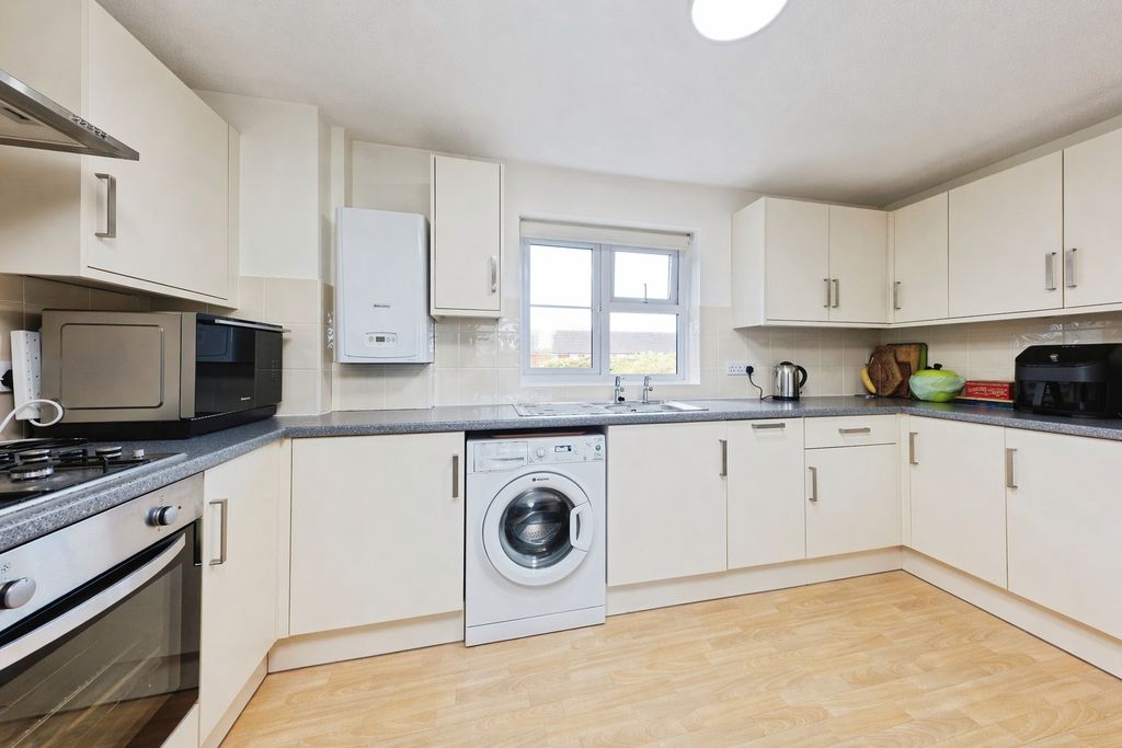 1 bed flat for saleAbbey Fields, Faversham ME13 photo 4