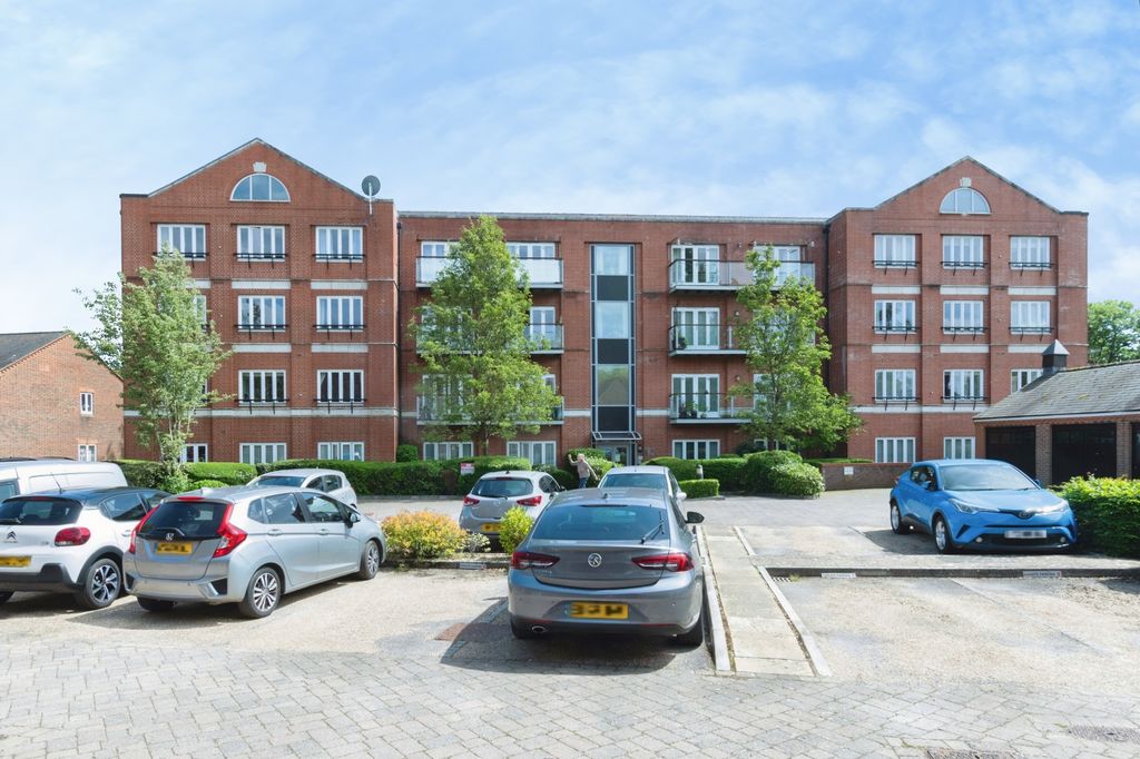 2 bed flat for saleDownton, Salisbury SP5 photo 5
