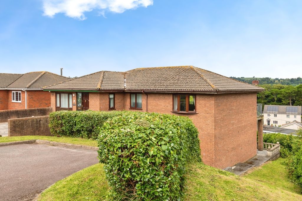 4 bed detached house for saleVicarage Close, Ferryside, Carmarthenshire SA17