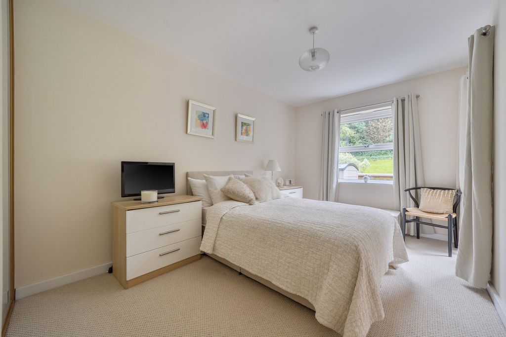 Additional image 8 of 2 bed flat for saleSouth Park, Gerrards Cross, Buckinghamshire SL9