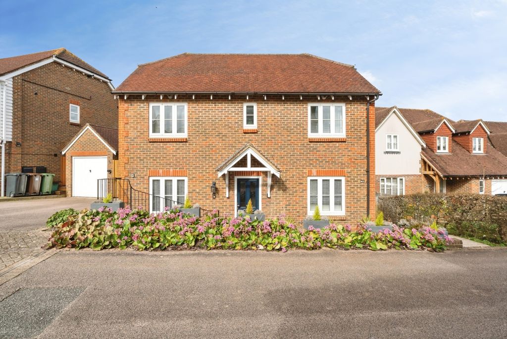 4 bed detached house for saleRosemary Gardens, Burwash, Etchingham, East Sussex TN19