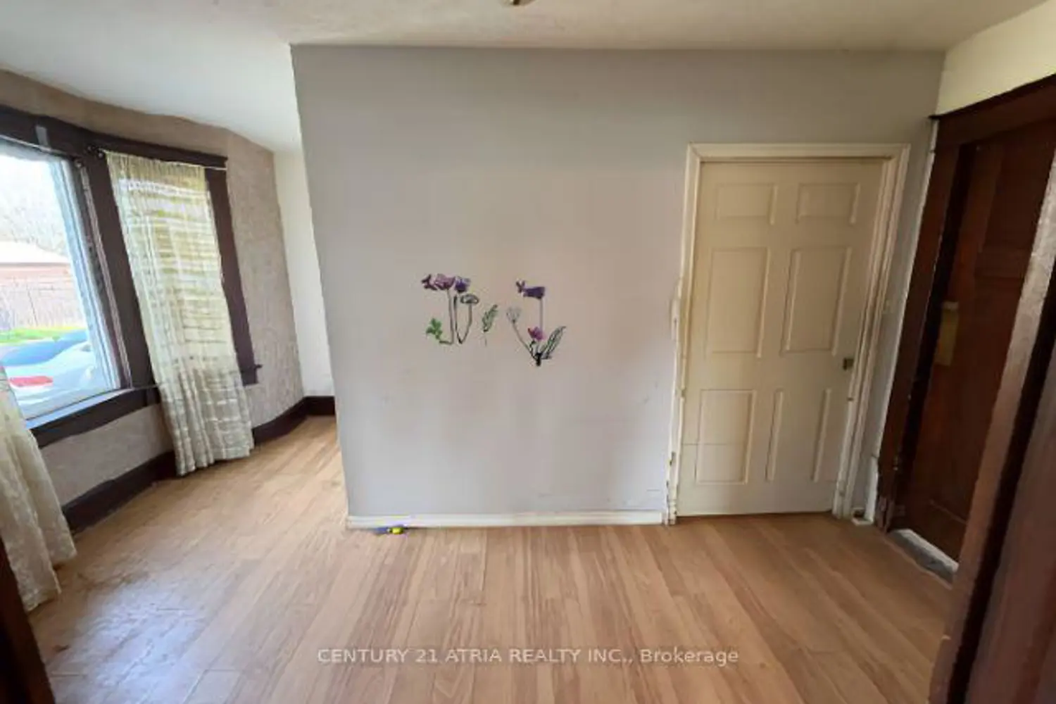 377 Guelph Street photo 4