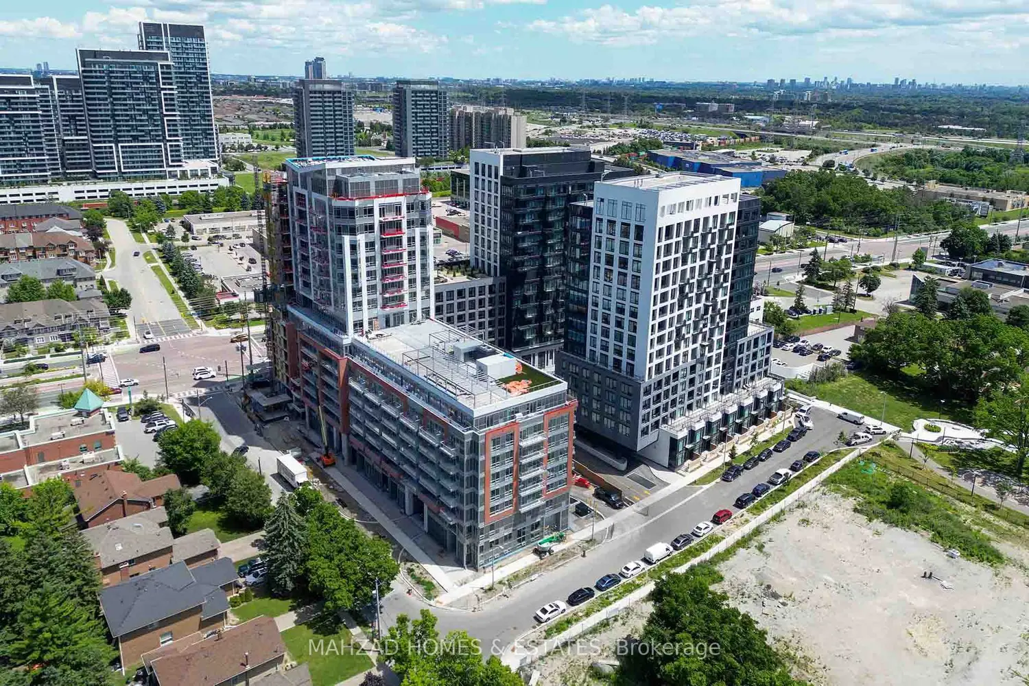 8886 Yonge Street 1806