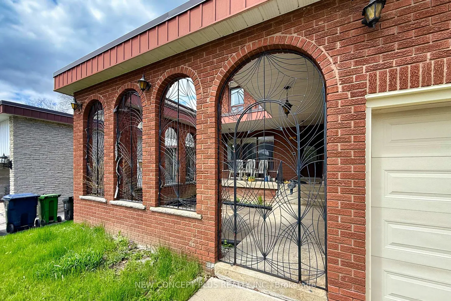 92 Charlton Boulevard