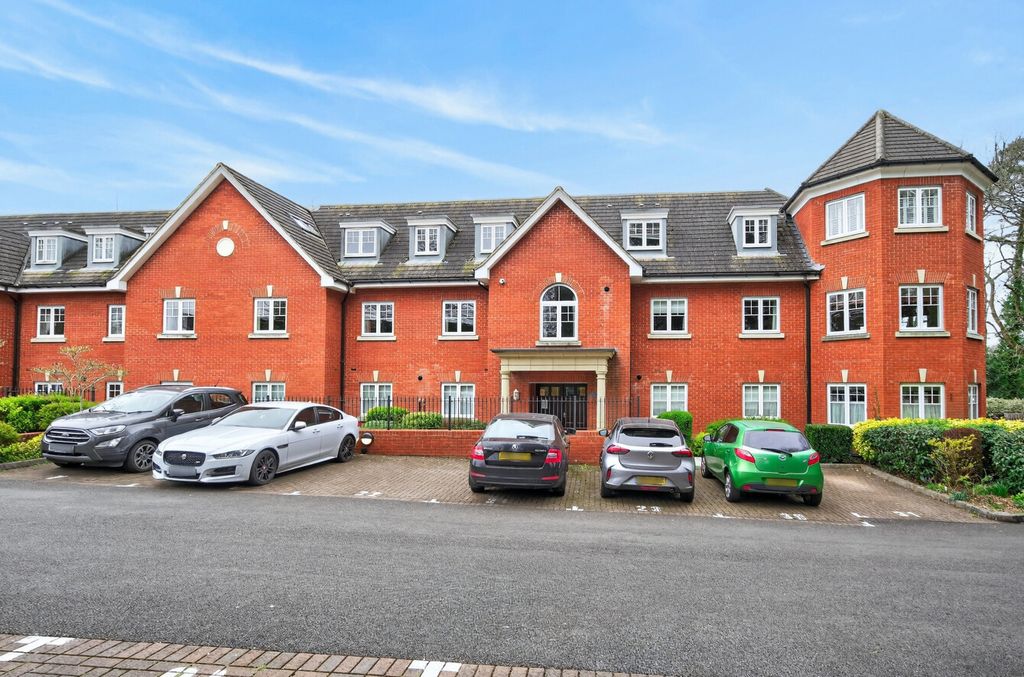 2 bed flat for saleGrace Gardens, Crookham Road, Fleet GU51