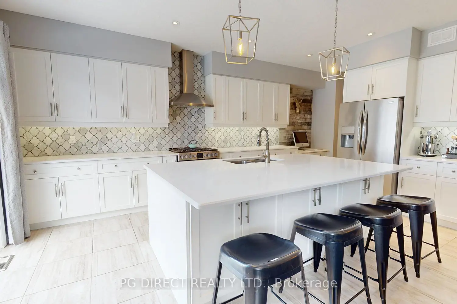 111 Ambrous Crescent photo 4