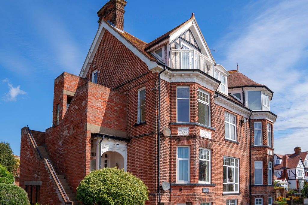 2 bed flat for saleGraham Court, Hamilton Gardens, Felixstowe IP11