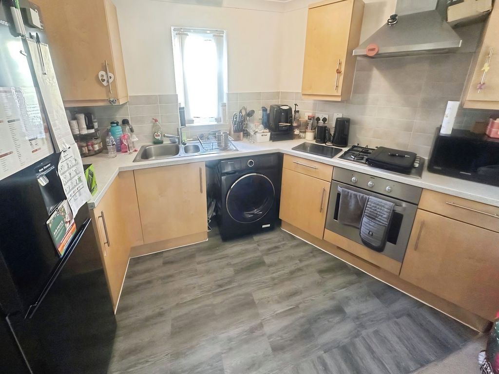 1 bed flat for saleDyson Road, Swindon SN25 photo 3