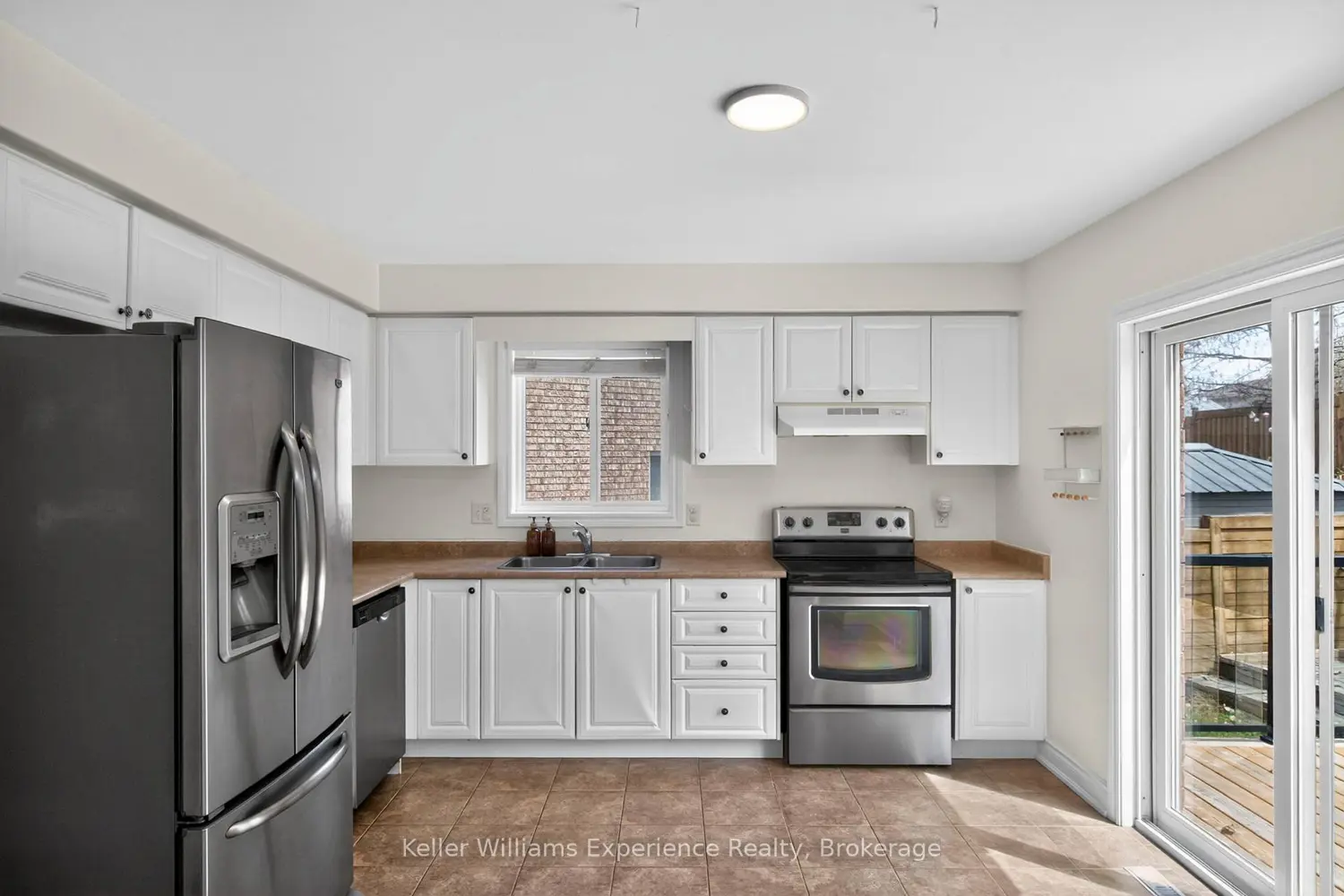 1005 Whitney Crescent photo 5