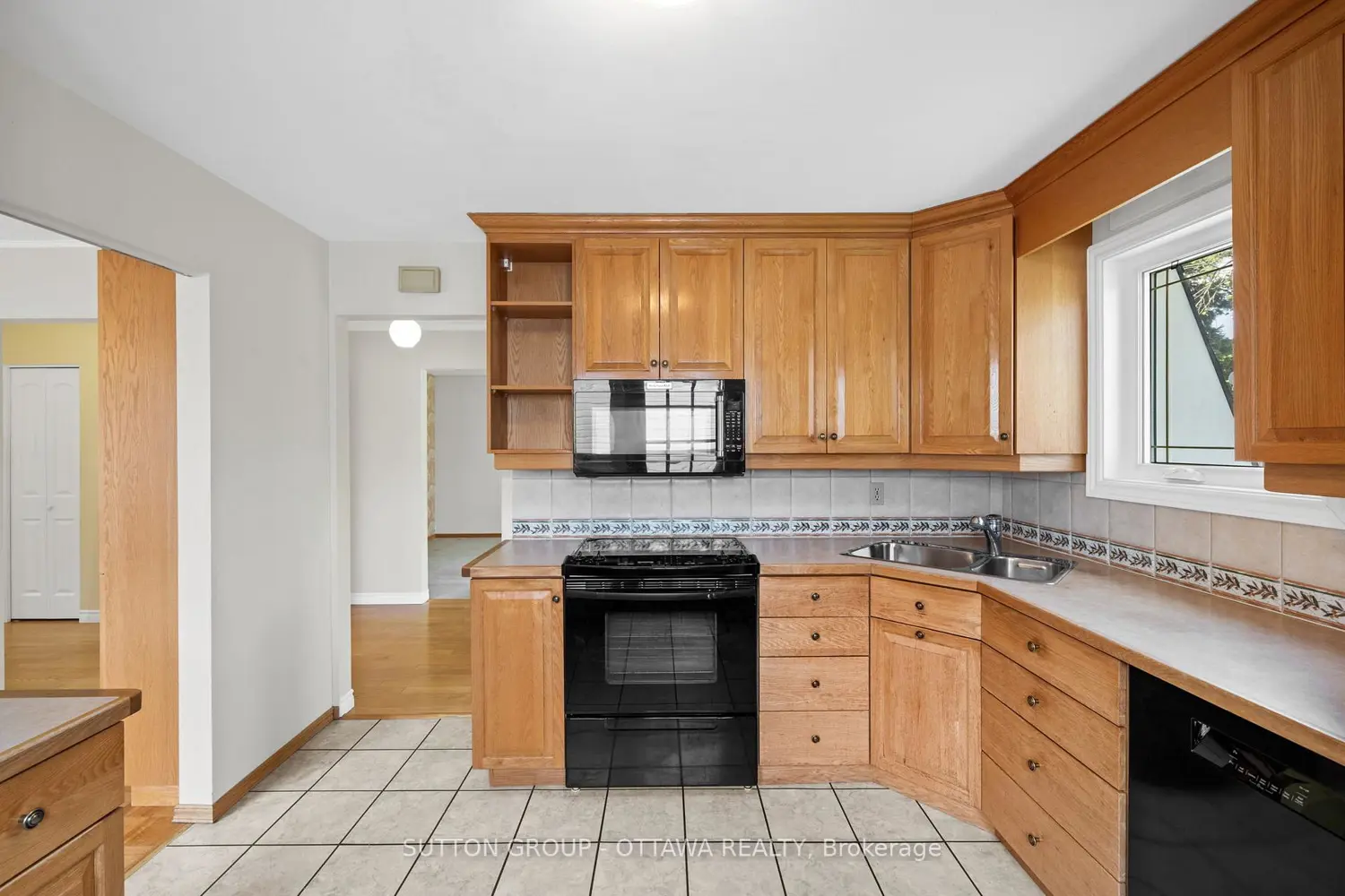 946 Closse Way photo 3