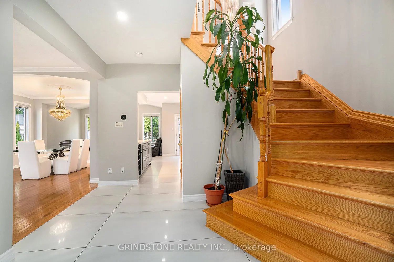 95 Evanshen Crescent photo 3
