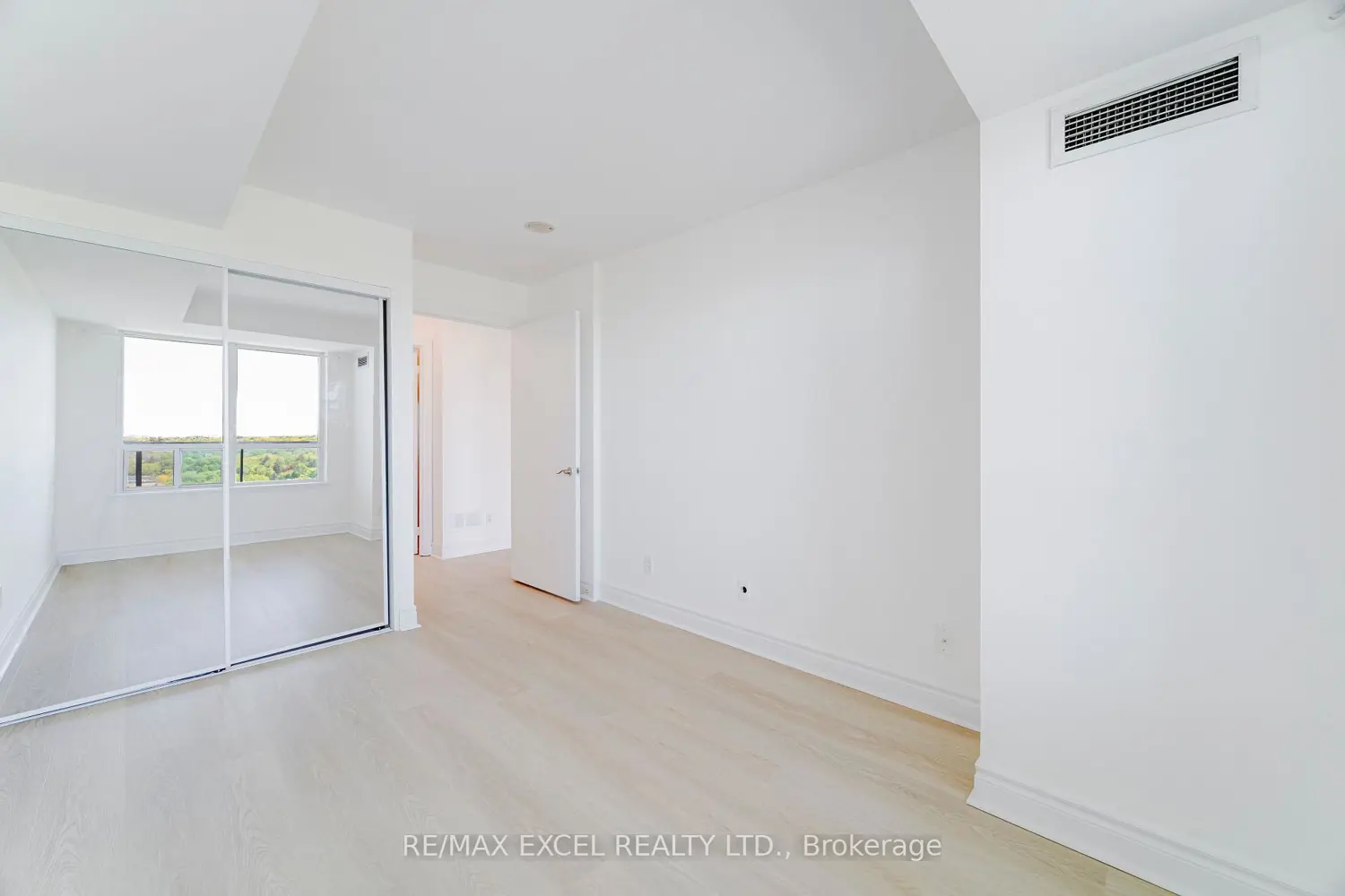 Additional image 6 of 18 Harrison Garden Boulevard 1512