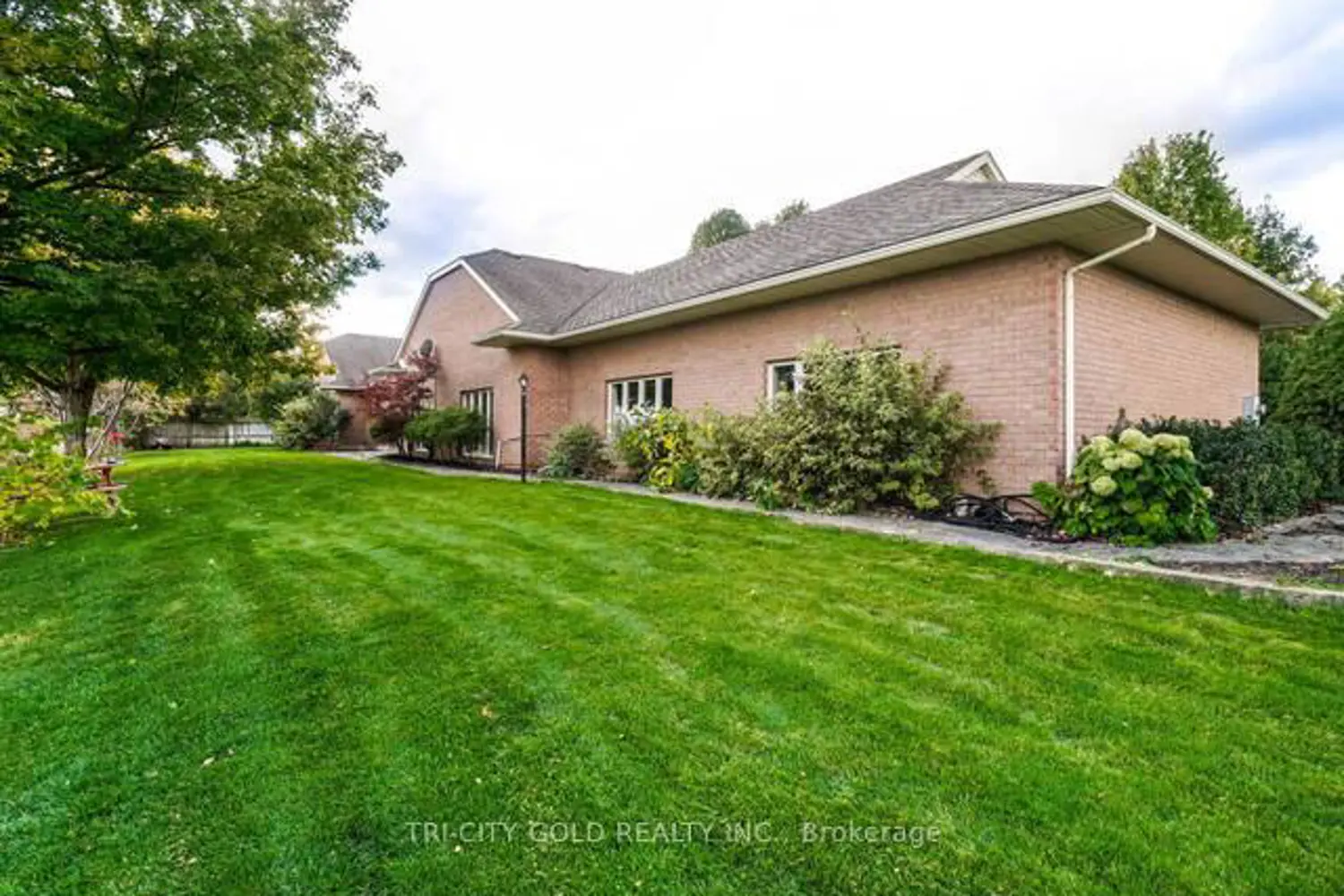 16 Ochs Drive photo 2
