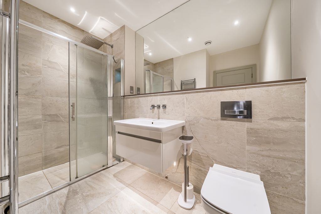 2 bed flat for saleDenzil Road, Guildford GU2 photo 2