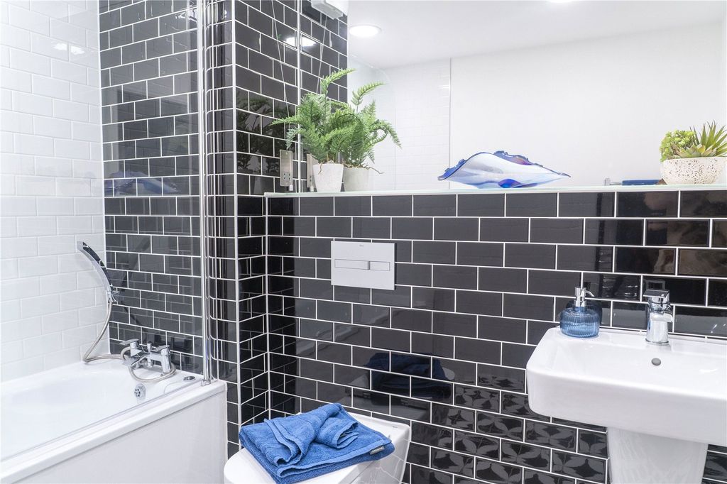2 bed flat for saleA101 Trinity House, Royal Haslar, Gosport, Hampshire PO12 photo 4