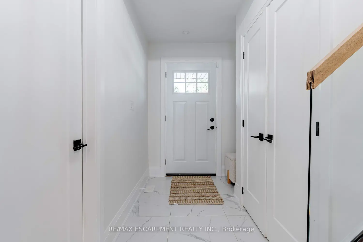 296 Kent Crescent photo 2