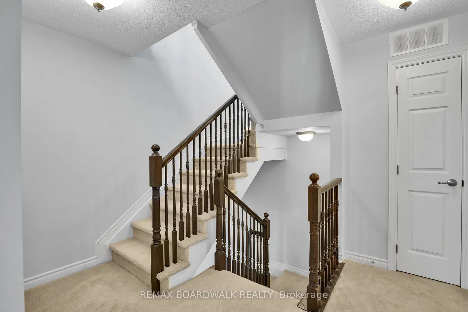 810 Mikinak Road photo 4