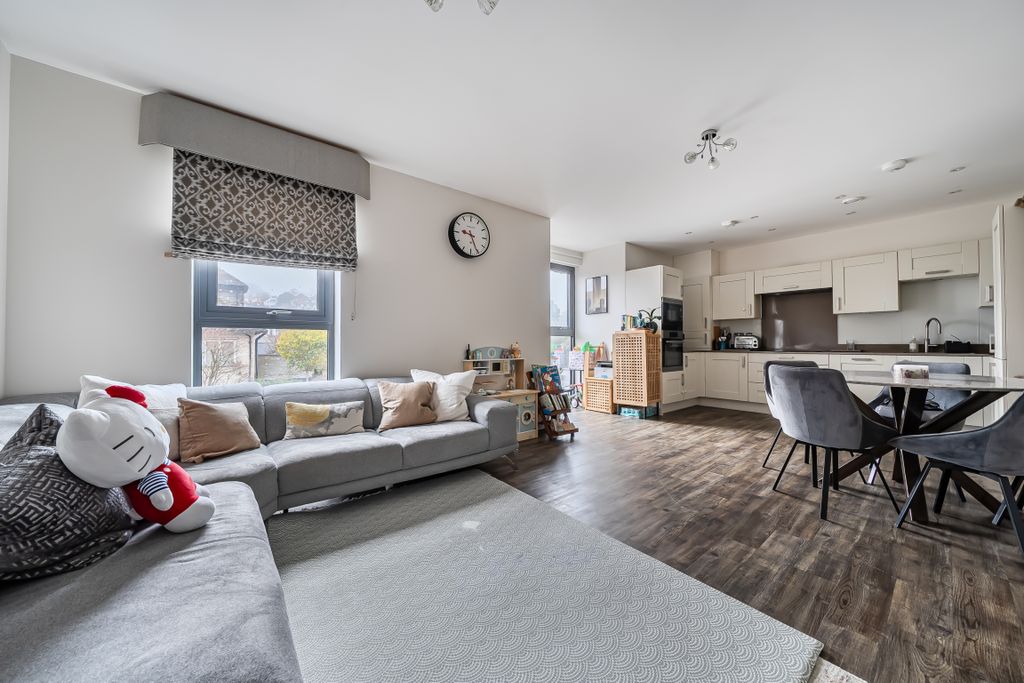 2 bed flat for saleDenzil Road, Guildford GU2 photo 3