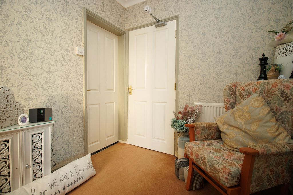 2 bed flat for saleThe Crescent, Filey YO14 photo 5