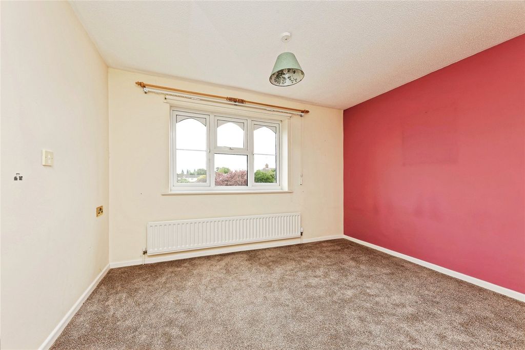 2 bed flat for salePark Court (Faversham), Faversham ME13 photo 5