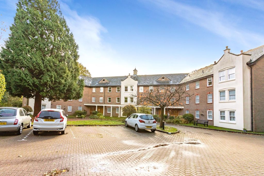 2 bed flat for saleFairfield Road, East Grinstead RH19