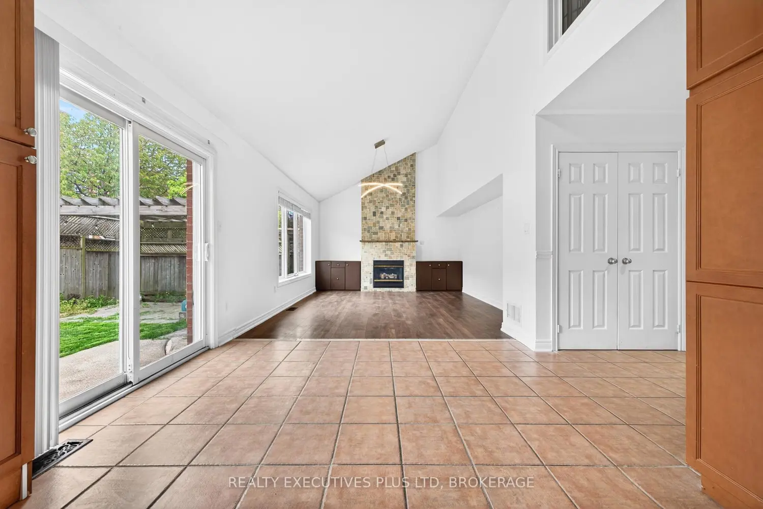 389 Wright Crescent photo 5