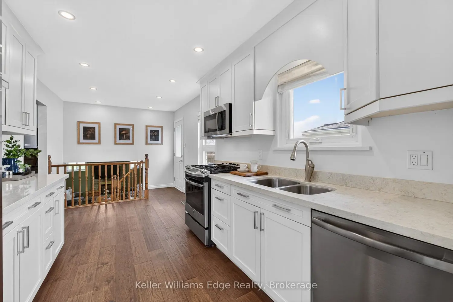2471 Malcolm Crescent photo 2