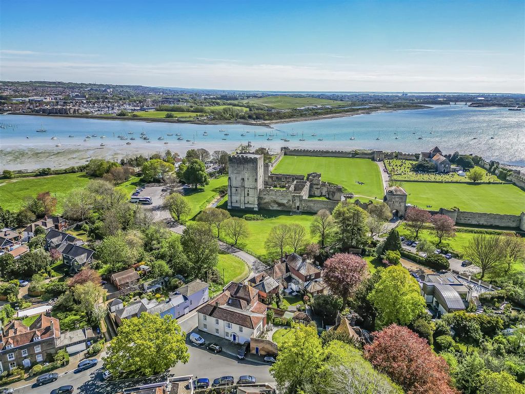 5 bed property for saleCastle Street, Portchester PO16