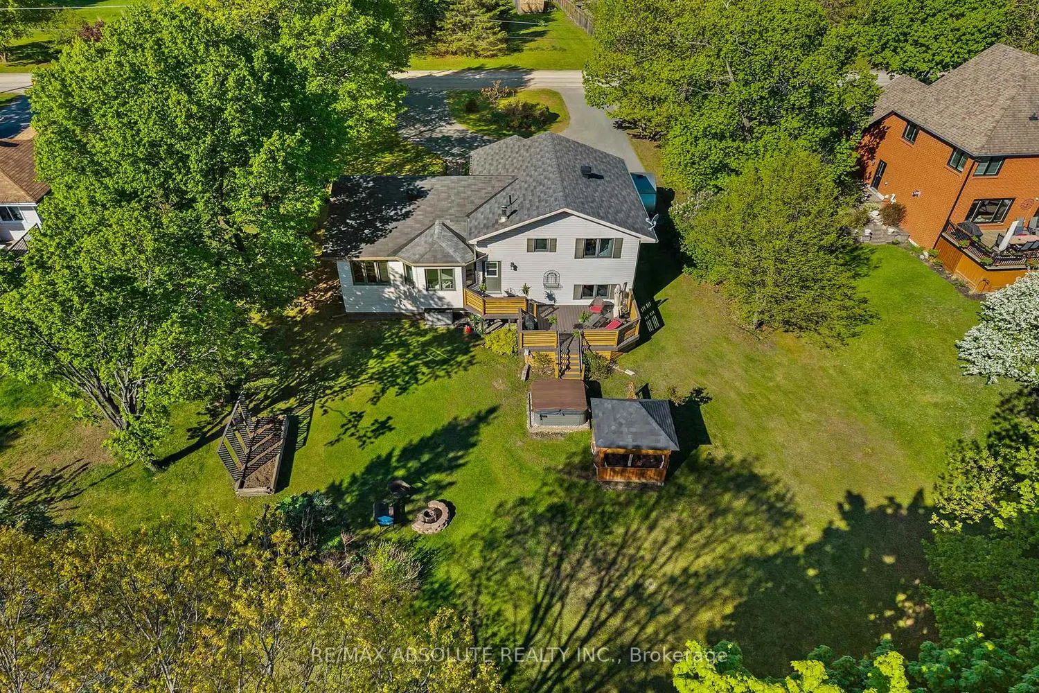 864 Centre Street photo 5