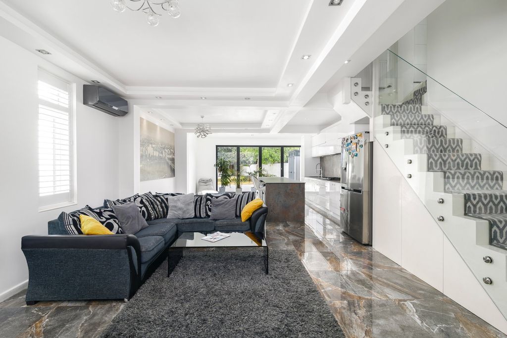 5 bed detached house for saleHounslow Road, Feltham TW14