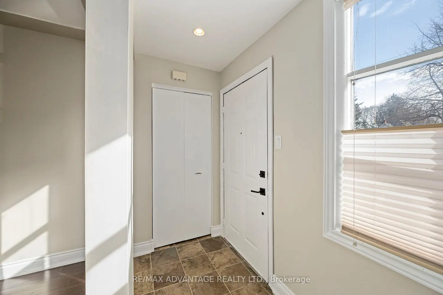 945 Colborne Street photo 3