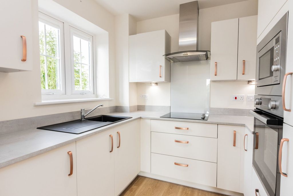 2 bed flat for saleHighgate Hill, Hawkhurst TN18 photo 2